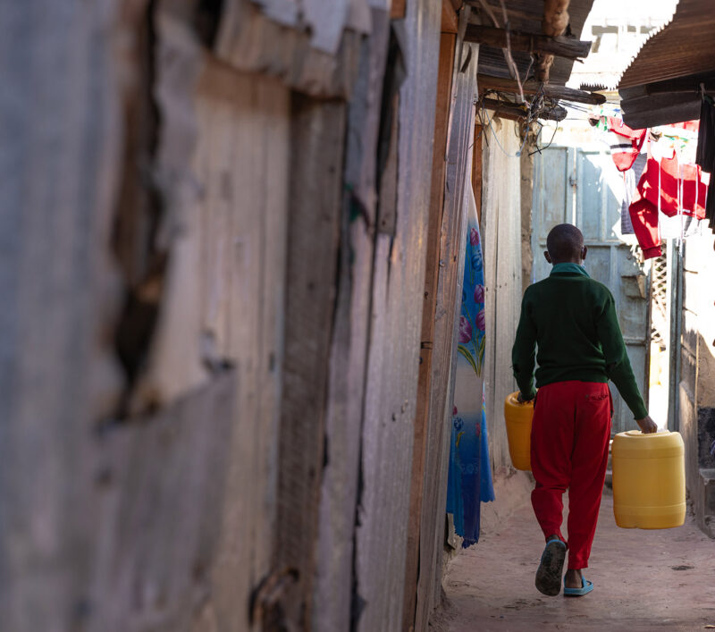 Junge holt Wasser BCC-School