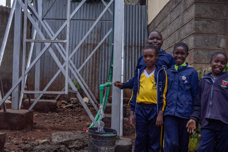 IMG_0928 Kinder der Tenderfeet zeigen stolz ihre Frischwasserversorgung
